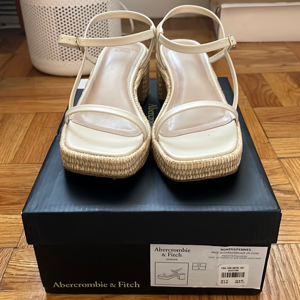 Abercrombie & Fitch - Zendaya Sandals (Size 6)